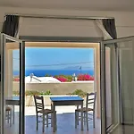 Lovely Hot-l Fira (Santorini)