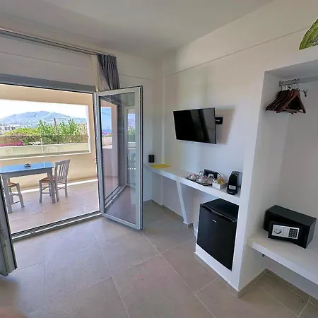 Lovely Hot-l Fira (Santorini)