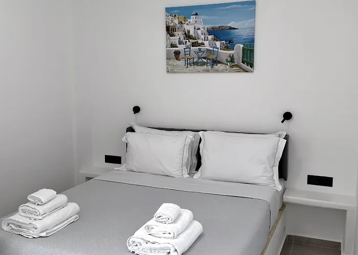 Lovely Hot-l Fira (Santorini)