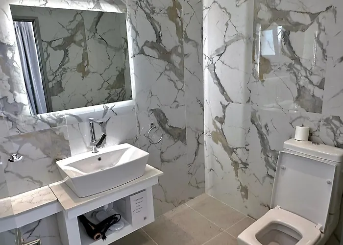 Lovely Hot-l Fira (Santorini)