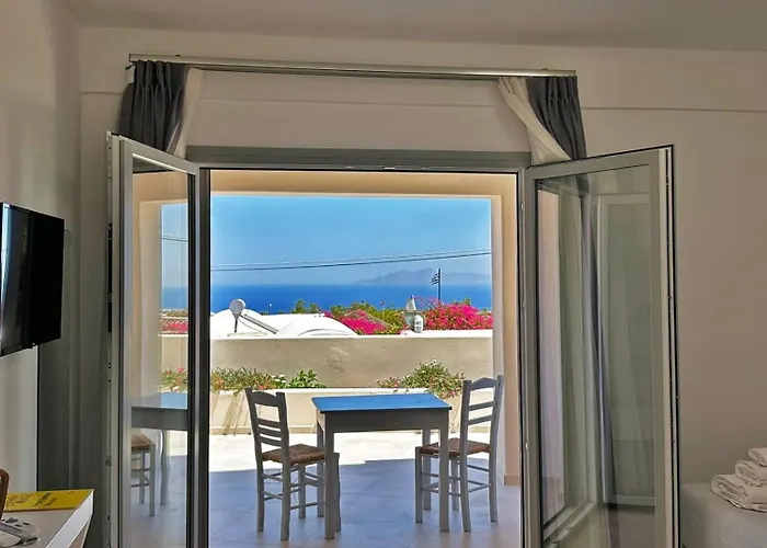 Lovely Hot-l Fira (Santorini)