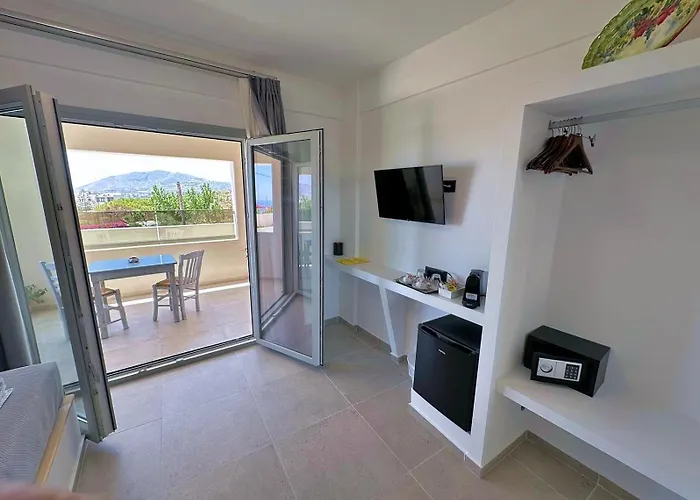 Lovely Hot-l Fira (Santorini)