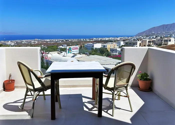 Lovely Hot-l Fira (Santorini)