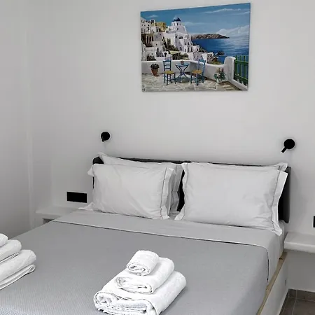 Lovely Hot-l Fira (Santorini)